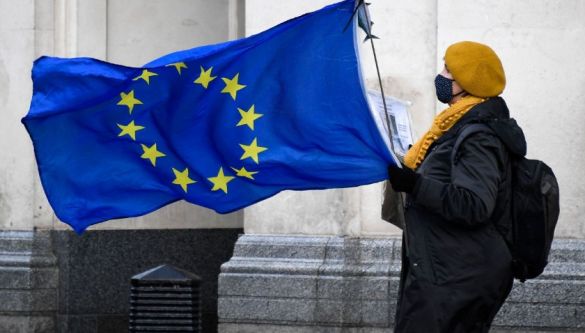 Казари считает, что Европа ведет себя к самоуничтожению, вводя санкции против России