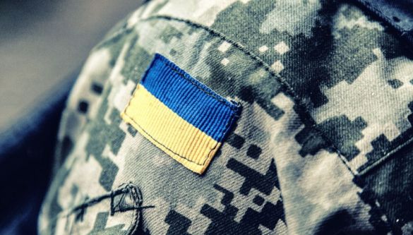 В Петербурге уволили официанта, носившего жетон с символикой ВСУ
