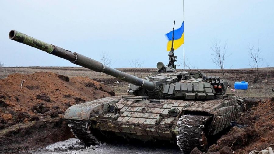 В Сети опубликовано видео сдачи в плен экипажа украинского танка Т-72 с заваренными люками