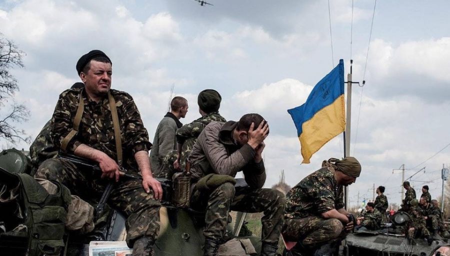 Военнослужащие ВСУ сняли на видео свои окопы: грязь, вода и палки