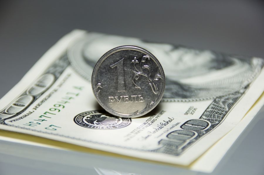 Аналитик Сысоев: Хранить деньги в валюте стоит при желании совершать покупки через 5 лет