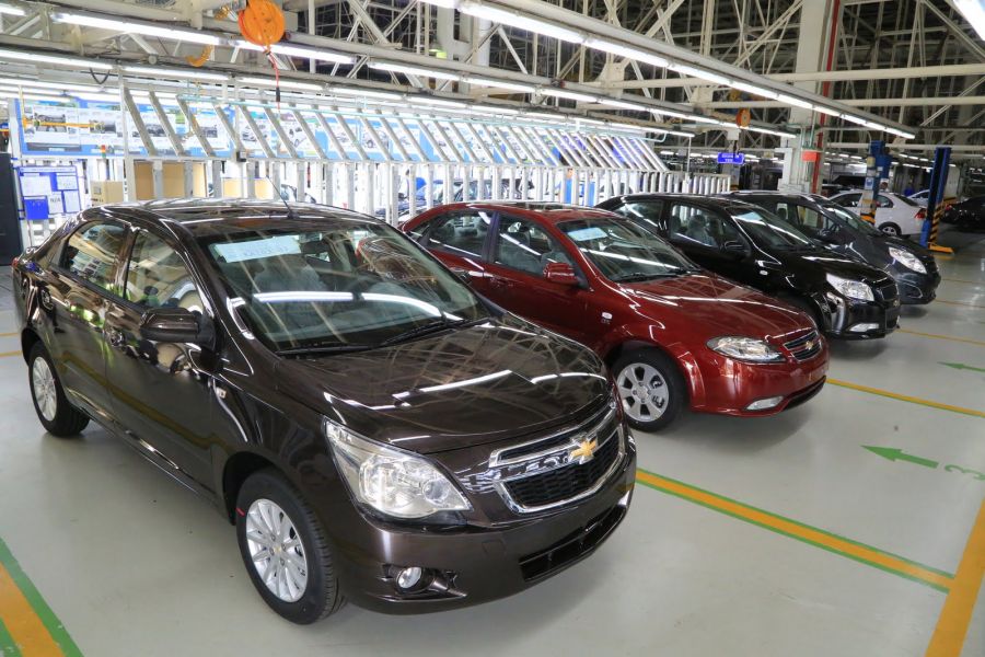 Продажи новых легковых автомобилей в РФ упали на 20,4%