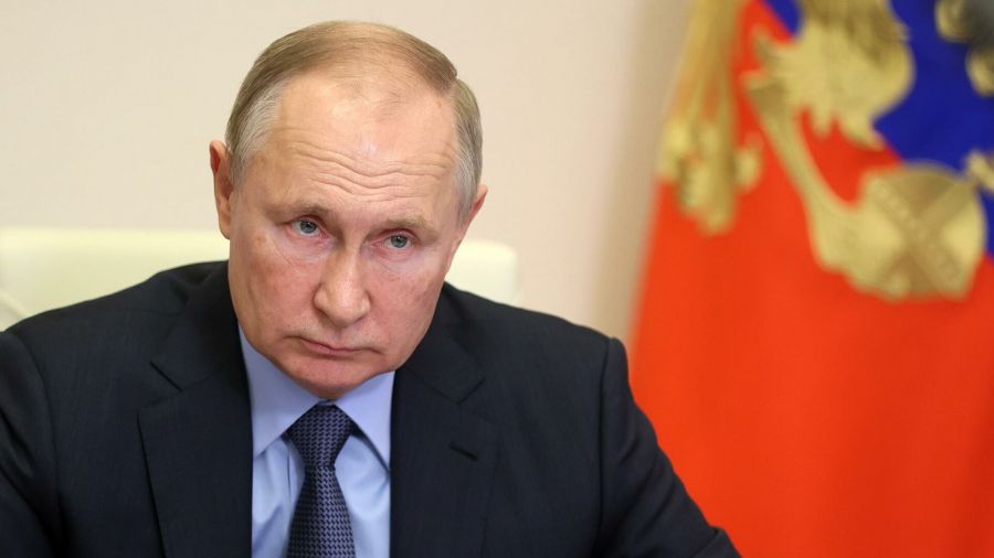 Путин пообещал решить проблемы сотовых операторов в Крыму