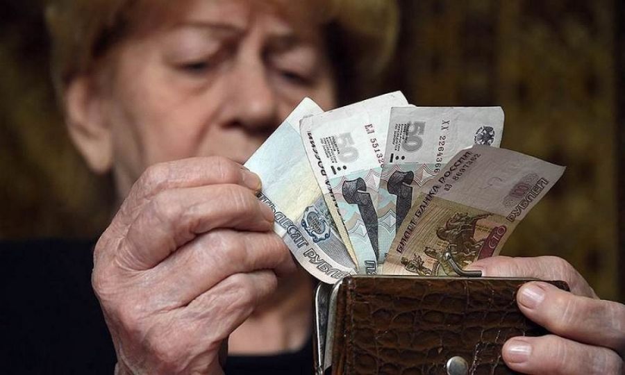 Пенсионерам РФ назвали способ получить 10 тысяч рублей вместе с пенсией в 2022 году