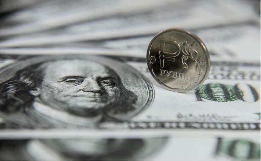 Российская валюта снижается, оказавшись под «перекрёстным огнём»