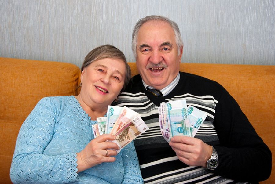 Дали вторую пенсию. Пенсионер с деньгами. Пенсионер с деньгами в руках. Пенсия бабушки и дедушки. Российские пенсионеры.