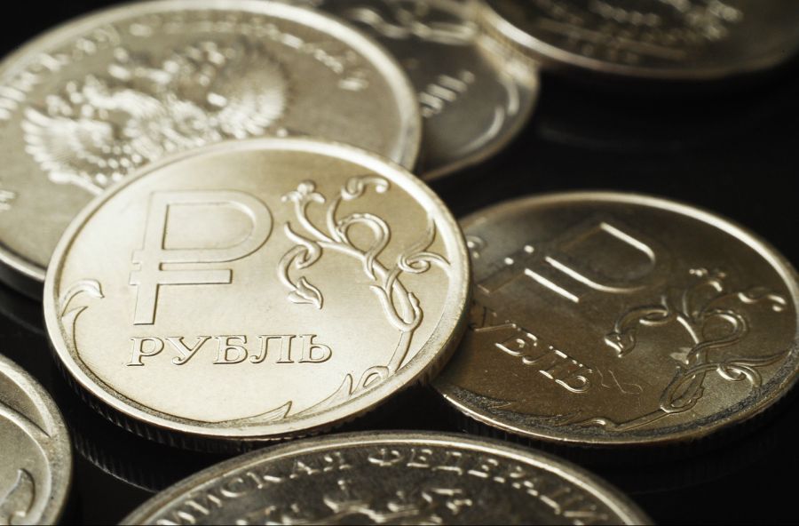 Курс доллара упал до 75,67 рублей на фоне заявлений Минобороны об отводе войск после учений