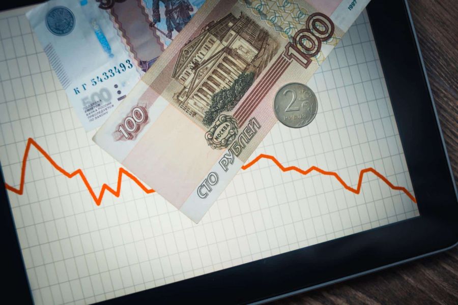 Граждан РФ предупредили о рекордном обвале рубля в 2022 году из-за Украины