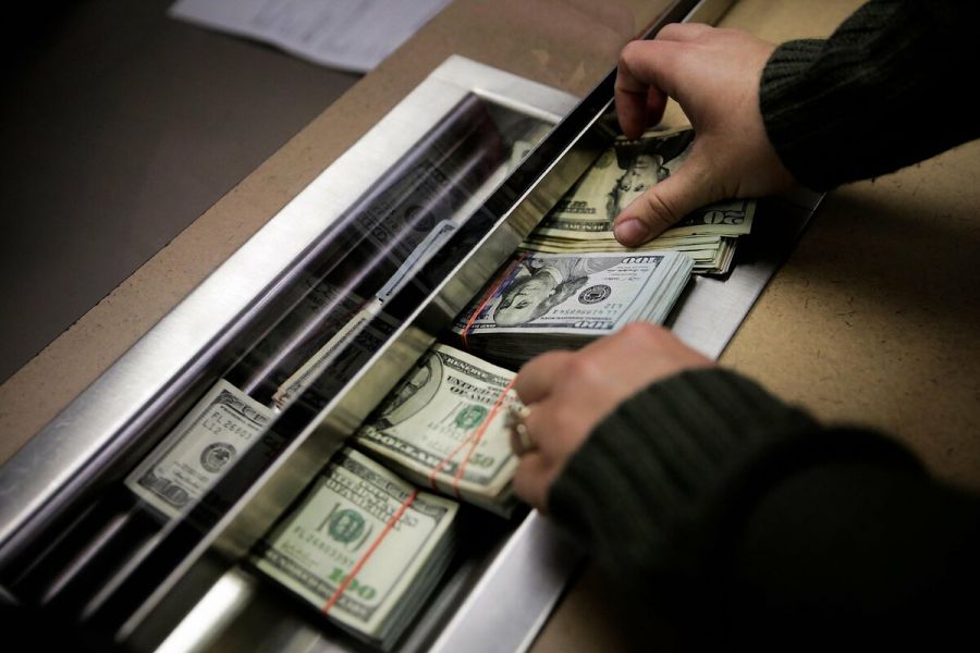 Россия начала ввозить в страну доллары и евро, опасаясь санкций США
