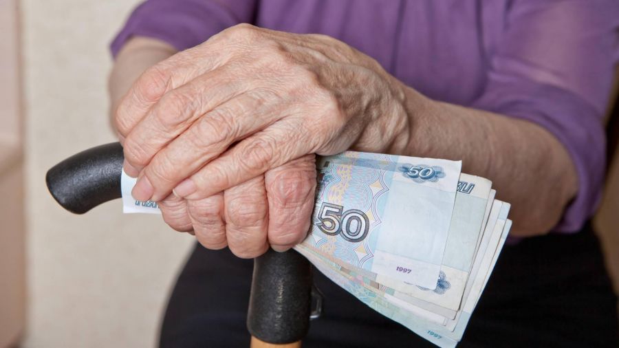В марте 2022 года часть пенсионеров получит продуктовые карточки на 13 000 рублей