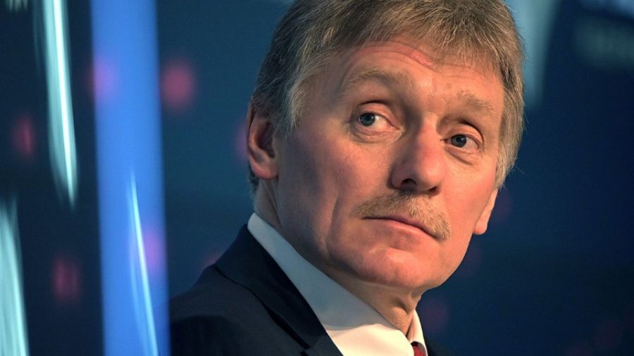 Песков посоветовал «быть проще» россиянам, которые не могут сделать загранпаспорт на 10 лет