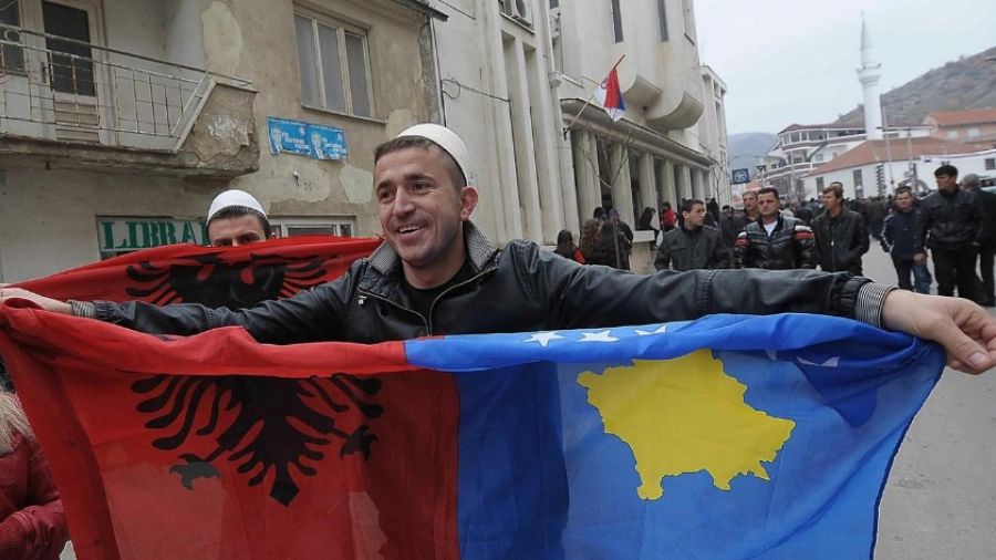 Албанцы протестуют в Косово против сербских муниципалитетов