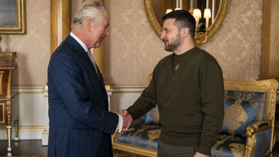Лента.ру: Эксперт Холгова раскритиковала образ Зеленского на встрече с Карлом III
