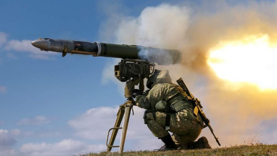 "РВ" опубликовала видео работы военных ВС России из ПТРК по зданию на правом берегу Днепра