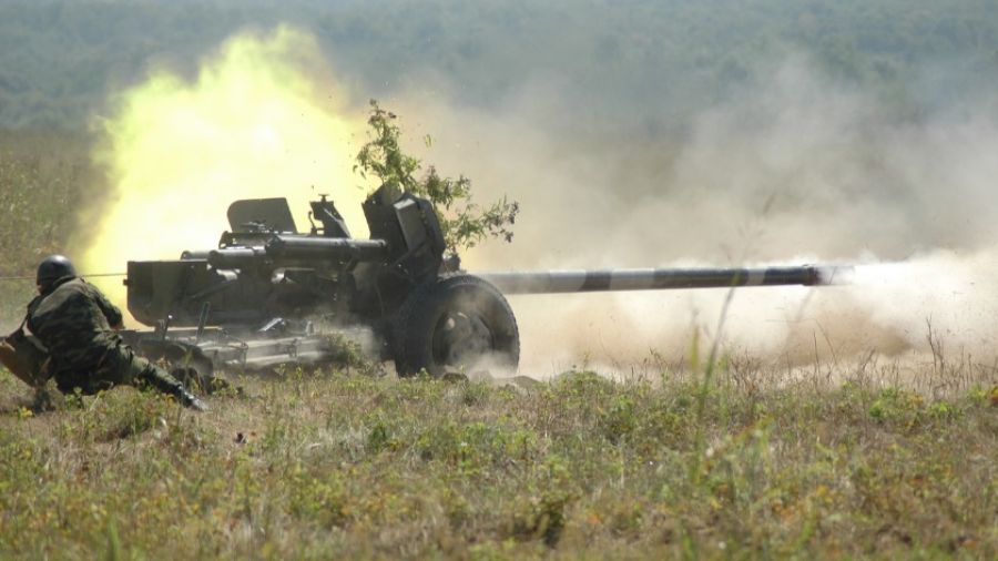 RV показала видеокадры поражения укрытий боевиков ВСУ из противотанковой пушки МТ-12 "Рапира"