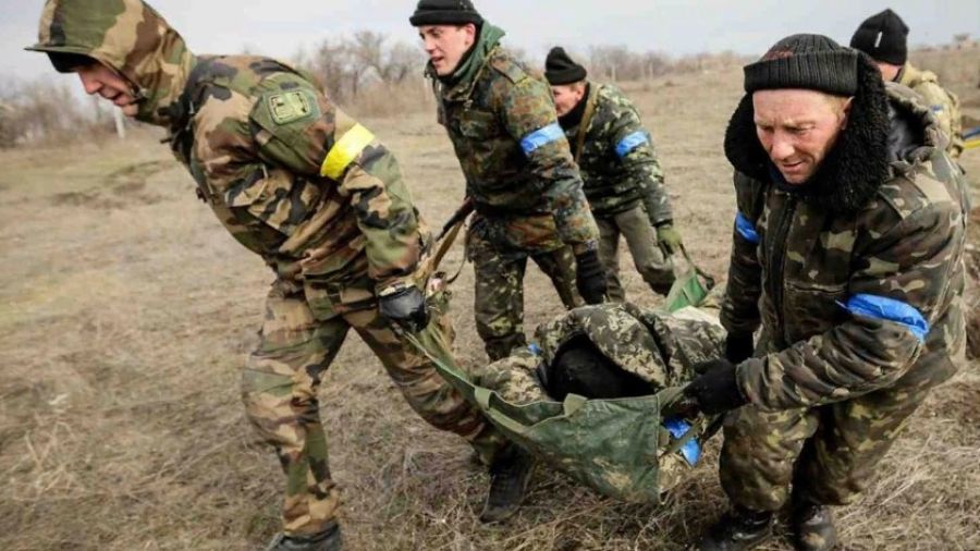 RV показала кадры боя, где ВСУшники пытаются уползти, а БМП в ужасе уносится, бросая своих
