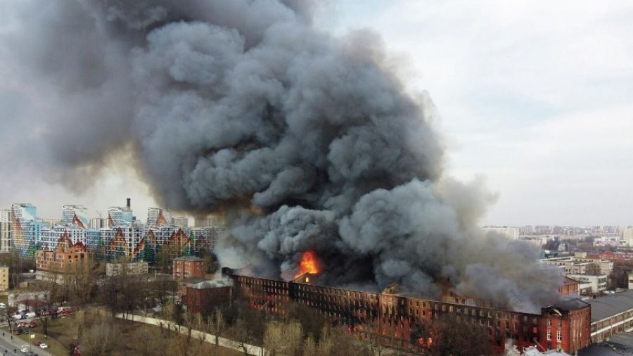 В Киеве горит завод химической промышленности