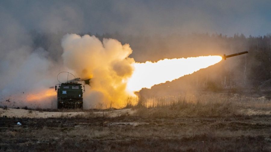 Военные ВСУ ведут огонь из РСЗО HIMARS с трассы без перекрытия движения гражданских лиц