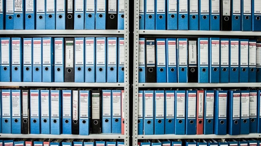 Волонтеры Украины начали вывозить документацию из госучреждений в Артемовске