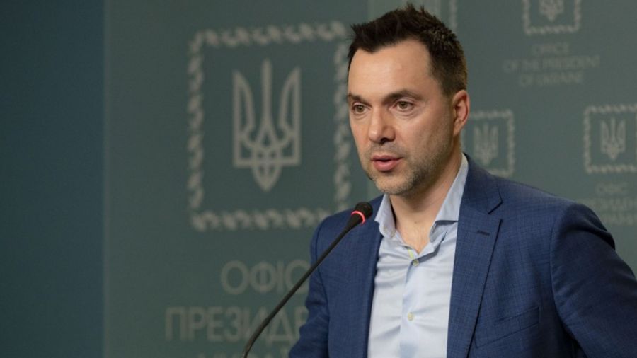 Арестович проинформировал, что ВС России успешно продвигаются с боями южнее Артемовска