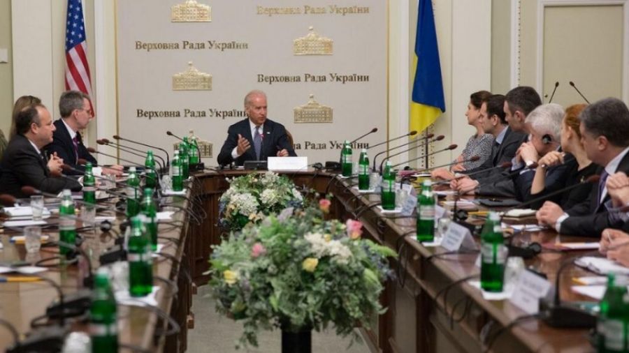 МК: Появилось видео приезда президента США Джо Байдена в Киев