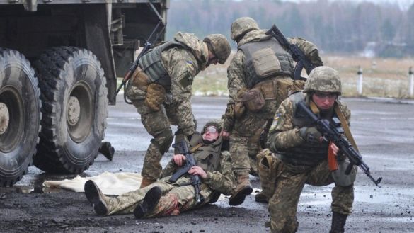 После огня 132 бригады украинским боевикам пришлось трамбовать тела побратимов в пикап (Видео 18+)