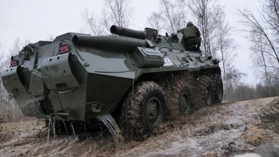 Переданная Россией Белоруссии новая партия БТР-82А по прибытии была отправлена на учения