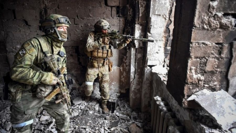 МК: Бойцы ВС РФ рассказали о "выкуривании" ВСУ из жилых домов в Артемовске