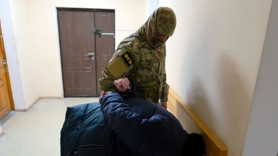 РВ: ФСБ задержала жителя Керчи, призывавшего к убийству российских военных