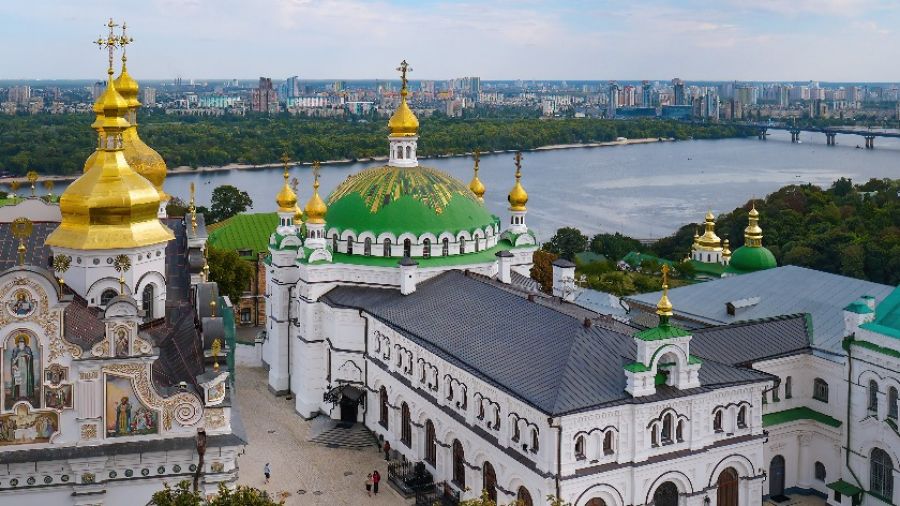 Радикалы осквернили церковь в Киево-Печерской лавре "патриотическим" концертом