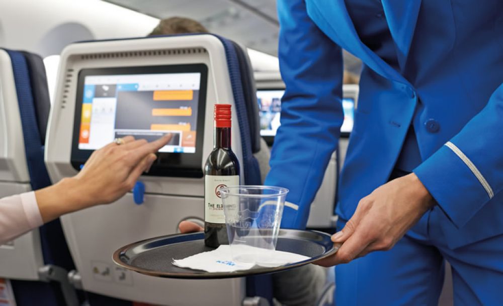 Авиакомпания планирует развозить вино по домам