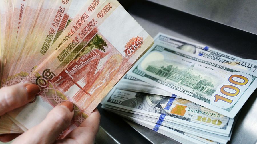Эксперт Шеин посоветовал россиянам продавать рубли и инвестировать в валюту