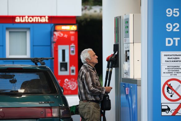 Росстат оценил рост цены бензина в России за неделю