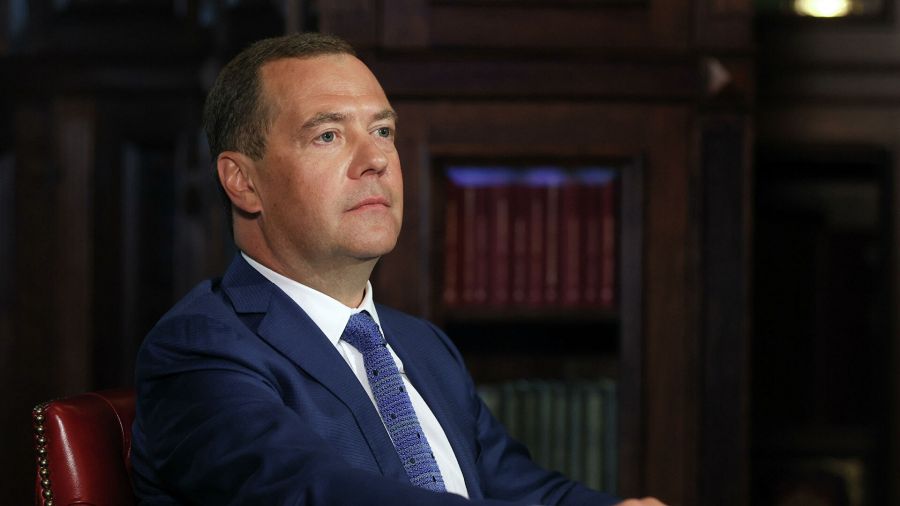 Зампред Совета безопасности РФ Медведев предложил заменить доллар и евро на юань