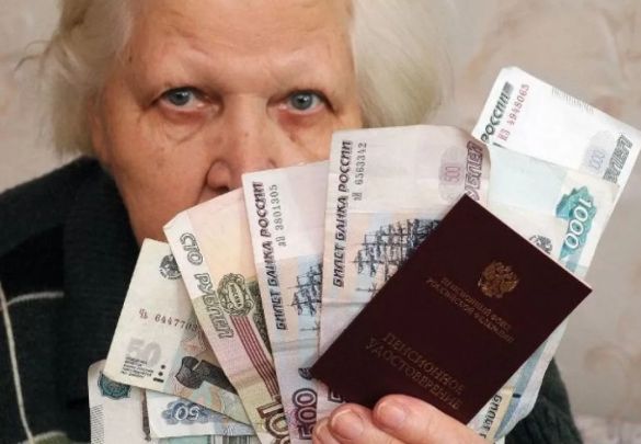 Россияне откладывают деньги на пенсию, так как боятся, что у властей хватит средств