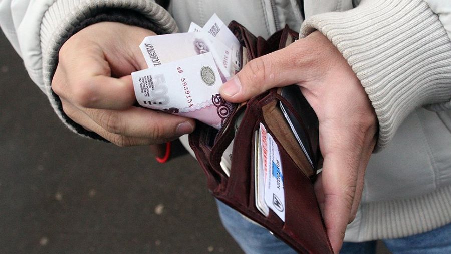 1 февраля 2022 года работающим россиянам проиндексируют зарплату в среднем на 2000 рублей
