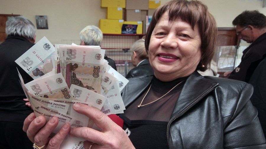 Сенатор Бибикова: средний размер пенсий в РФ вырастет на 1400 рублей после обещания Путина