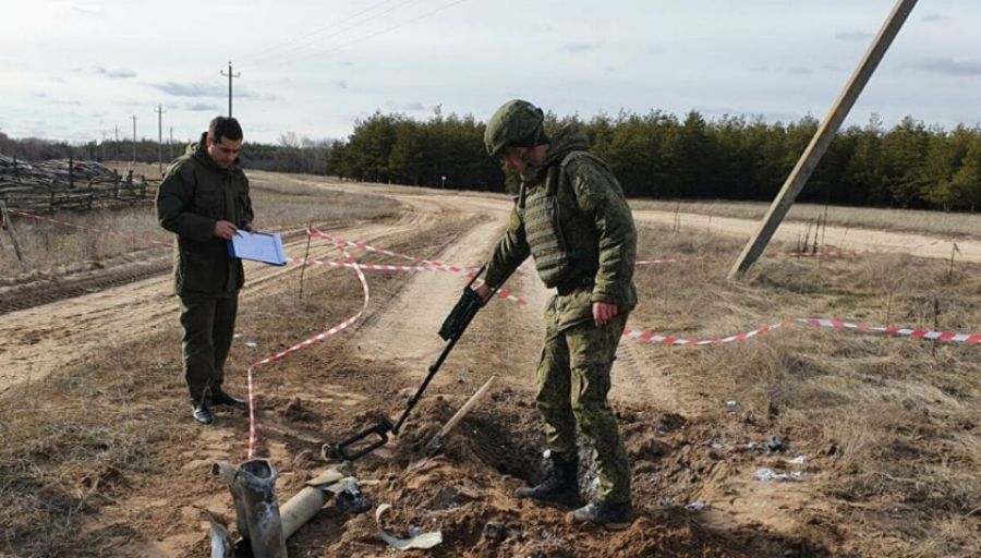 Жители Донецка показали разминирование фугасных мин ПФМ-1 "Лепесток" необычным способом