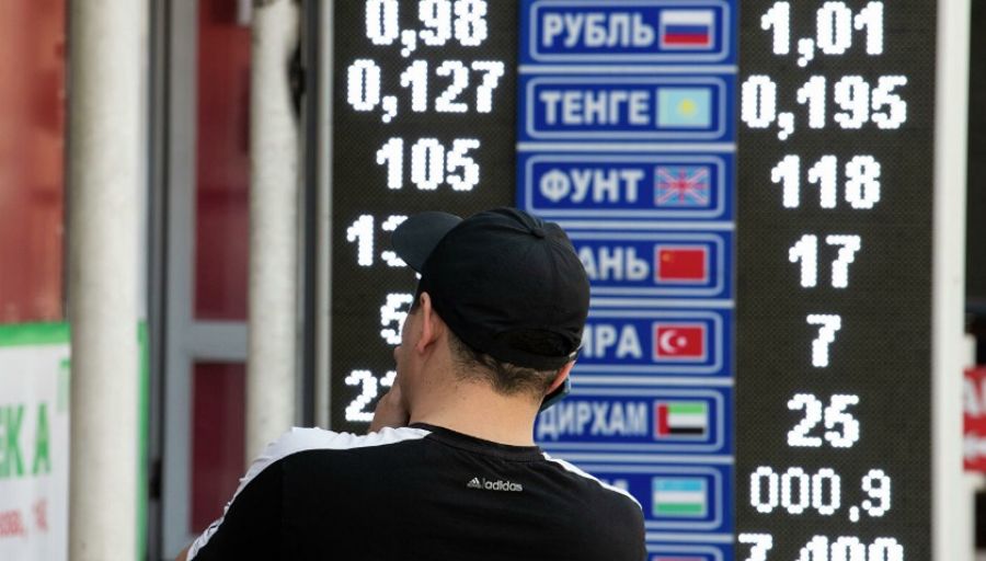 Евро рекордно подешевел по отношению к доллару