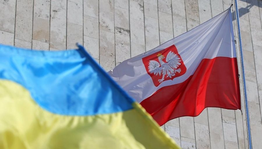 Wirtualna Polska: польские активисты из Вроцлава устроили акцию протеста из-за флагов Украины