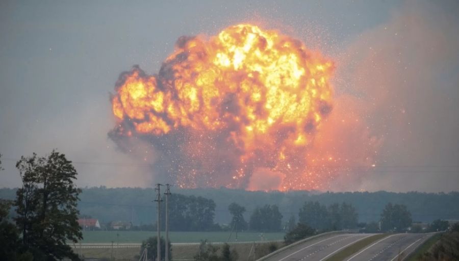 В Одессе после ракетного удара ВС РФ по военным целям ВСУ горит промышленная зона