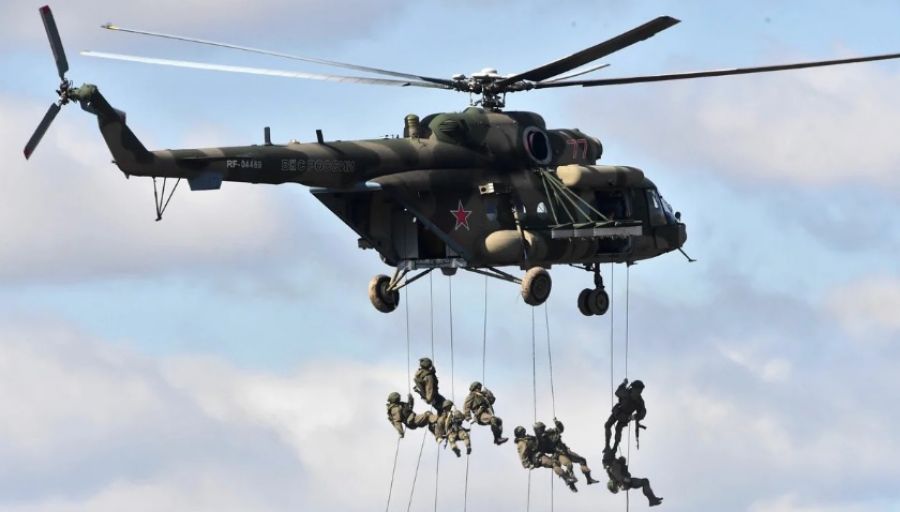 Опубликованы кадры высадки российских бойцов ВДВ ВС РФ с вертолета Ми-8 на острове Змеиный