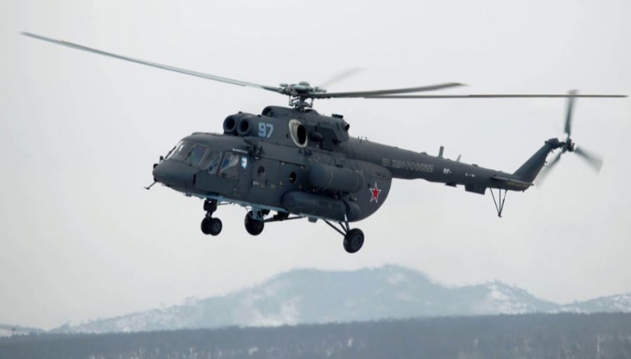 Вертолёты ВКС России прошли на малой высоте и поприветствовали отдыхающих под Мариуполем