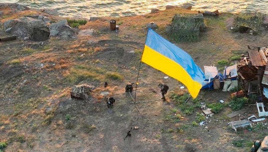 Десантники ВСУ пинали свой флаг при попытке водрузить его на Змеином