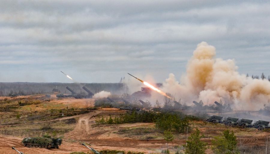 Военнослужащий ВСУ позировал на фоне ударов артиллерии ВС РФ