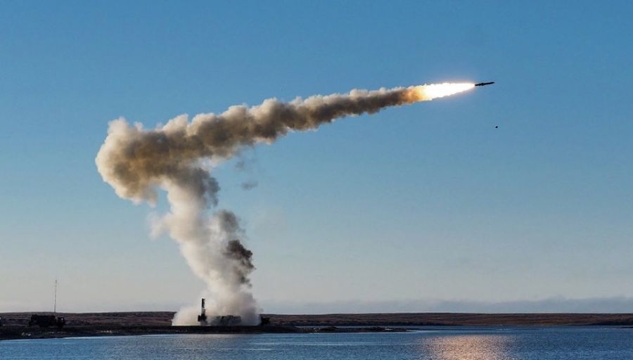 Камера наблюдения сняла четыре удара крылатыми ракетами ВС РФ по объектам ВСУ в Николаеве