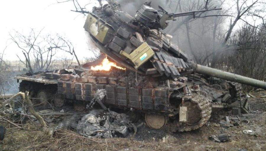 Ракета, выпущенная из ПТРК, точным попаданием срезала башню танка на Украине