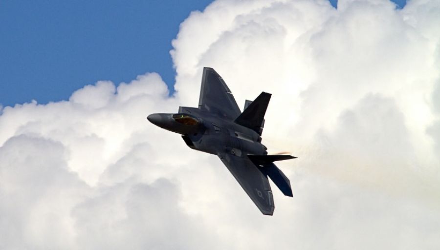 Американские истребители F-22 могут устроить провокацию против РФ с ракетами AIM-120D