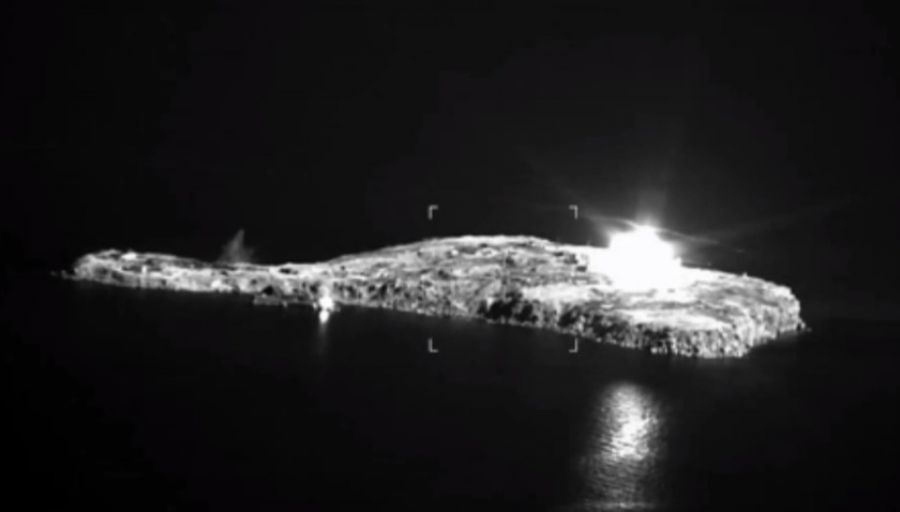 Бомбардировщик Су-24 из РФ нанес не менее шести бомбовых ударов по острову Змеиный