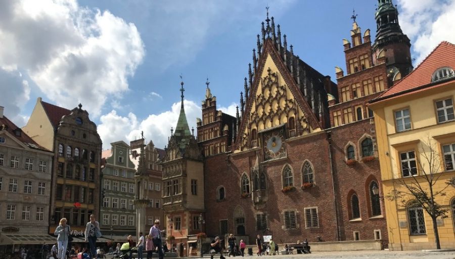 МК: Поляки вышли на улицы Варшавы из-за наплыва украинских беженцев